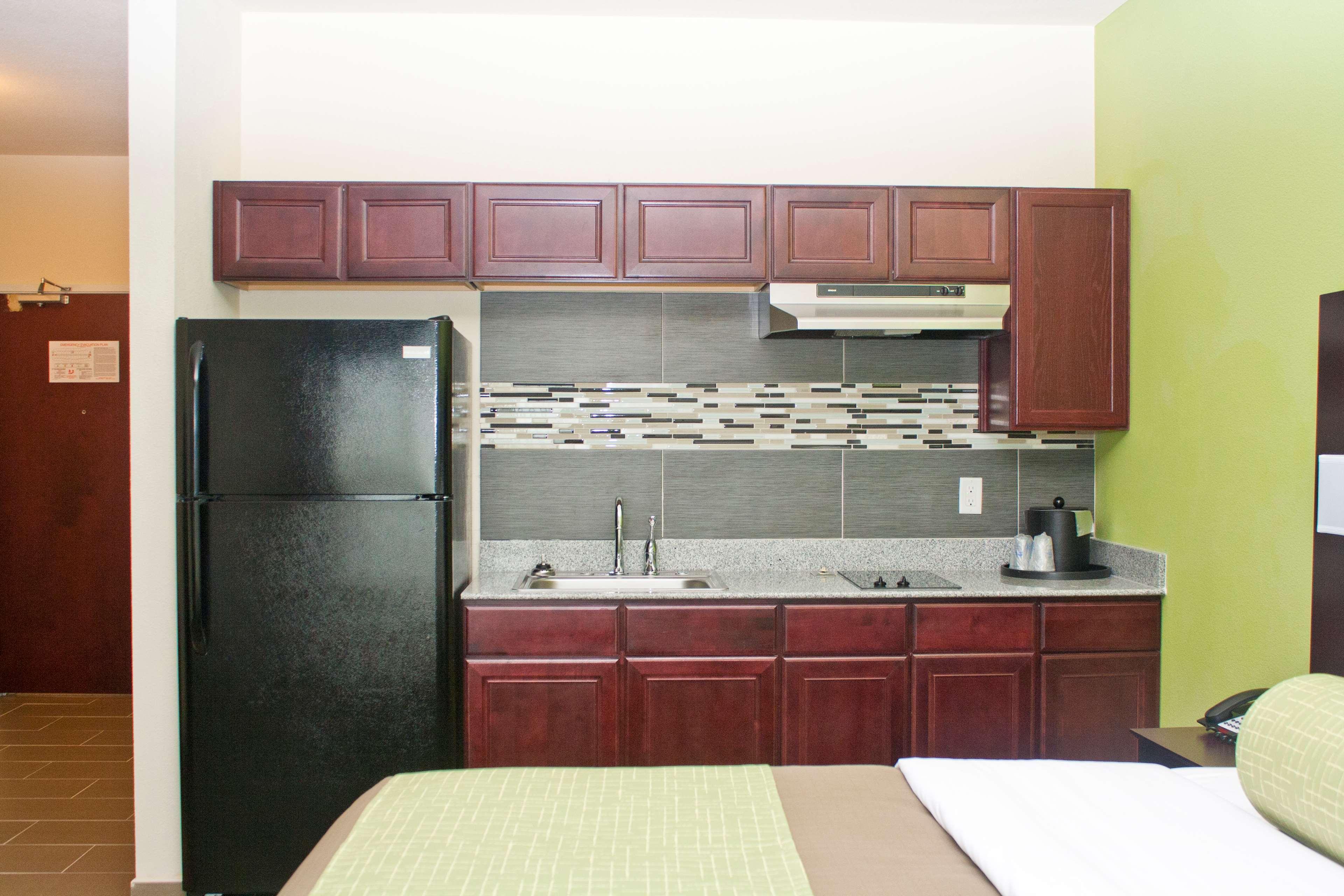 Best Western Plus Pratt Екстериор снимка