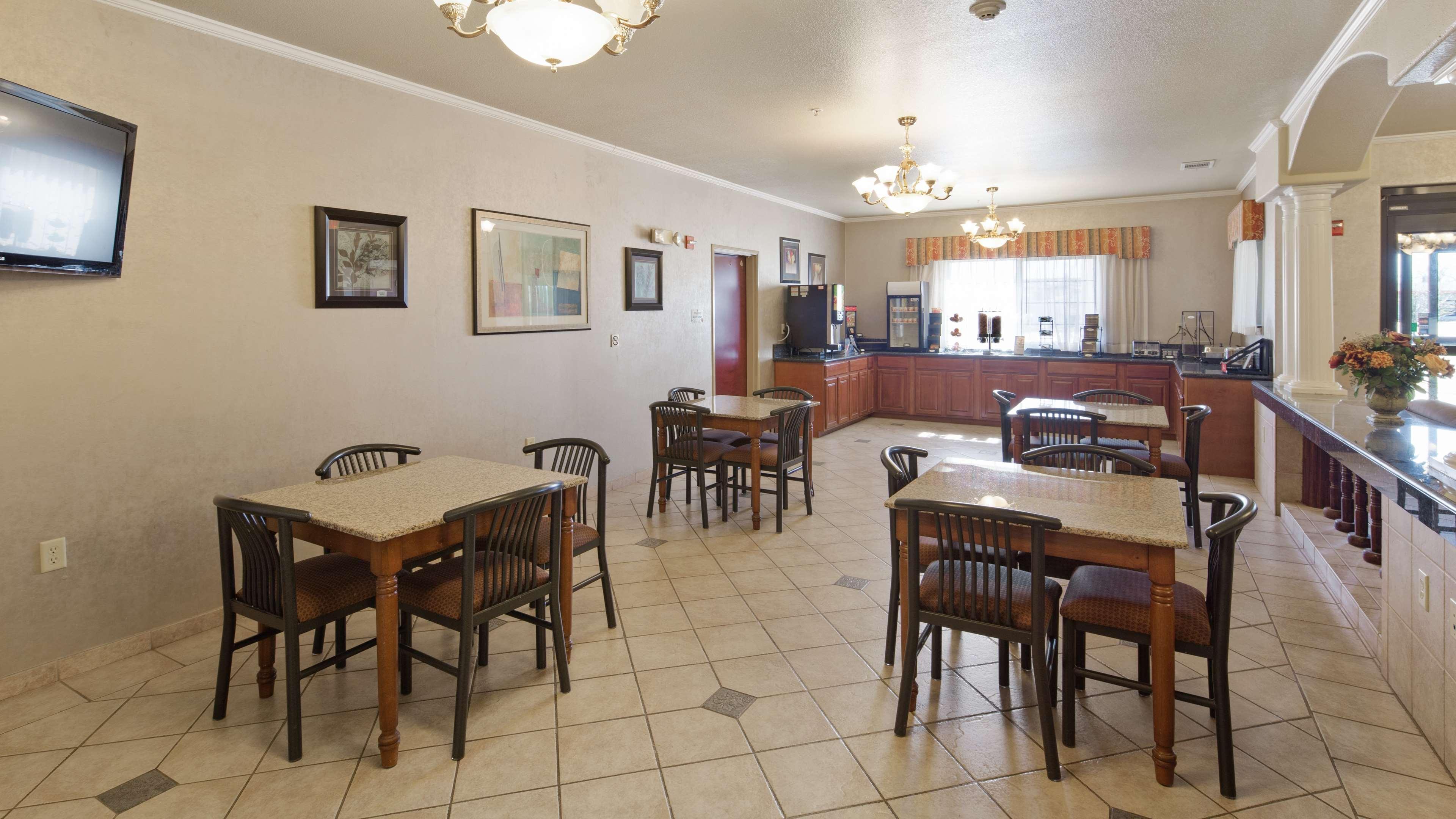 Best Western Plus Pratt Екстериор снимка