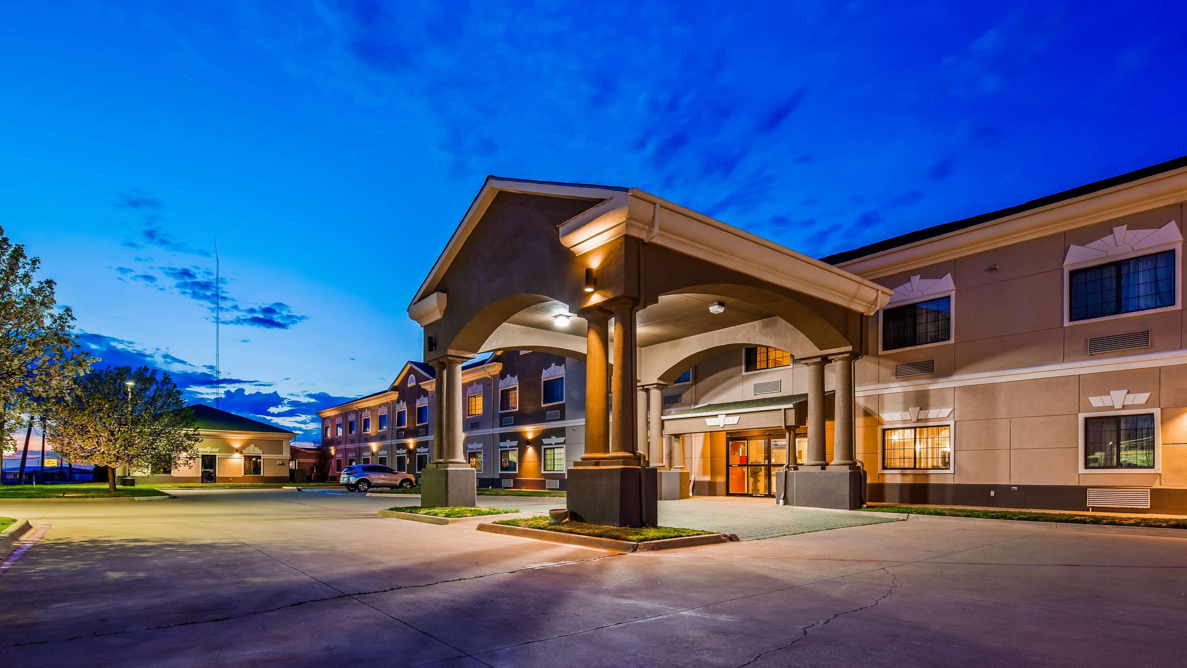 Best Western Plus Pratt Екстериор снимка
