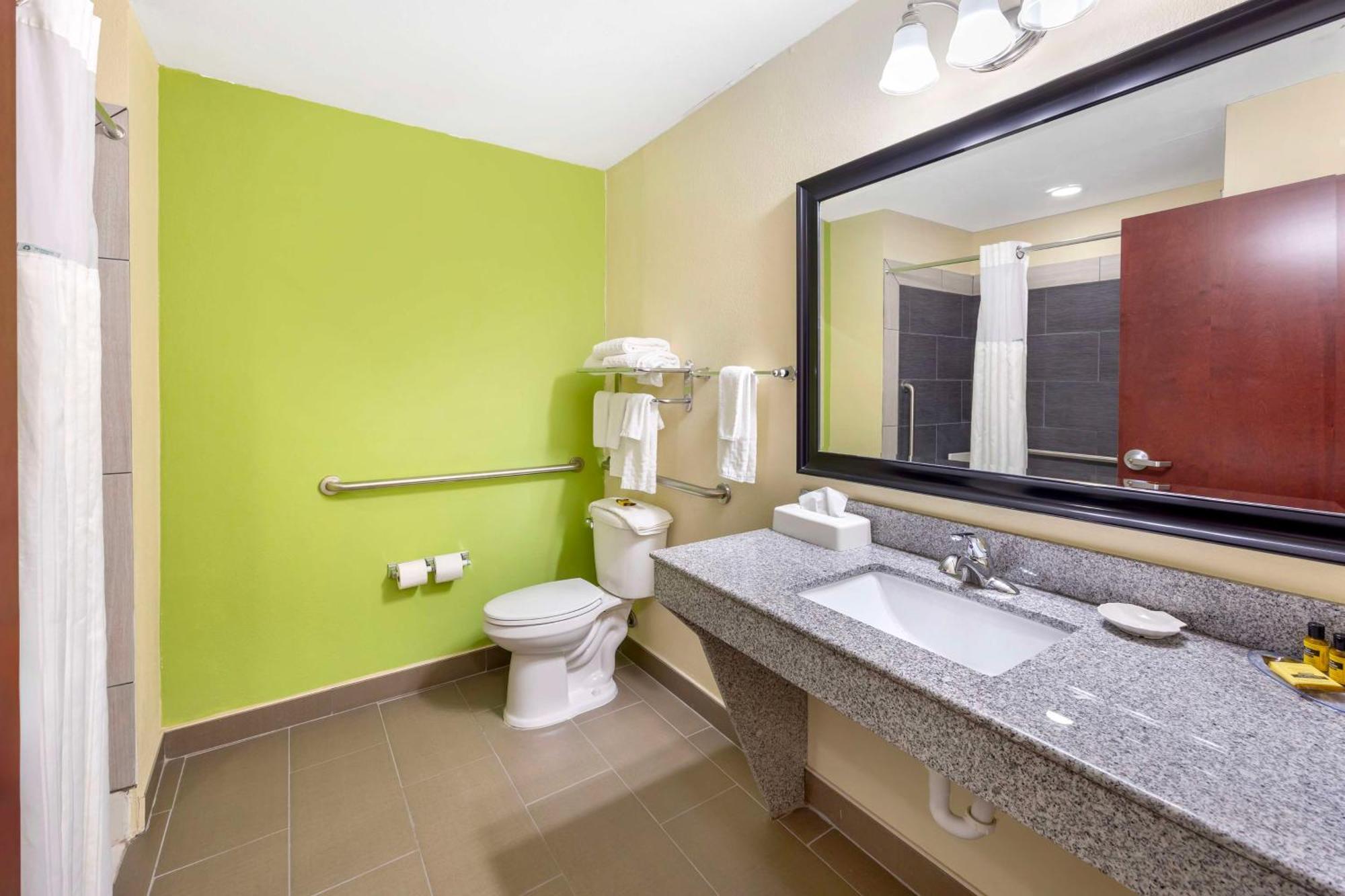 Best Western Plus Pratt Екстериор снимка