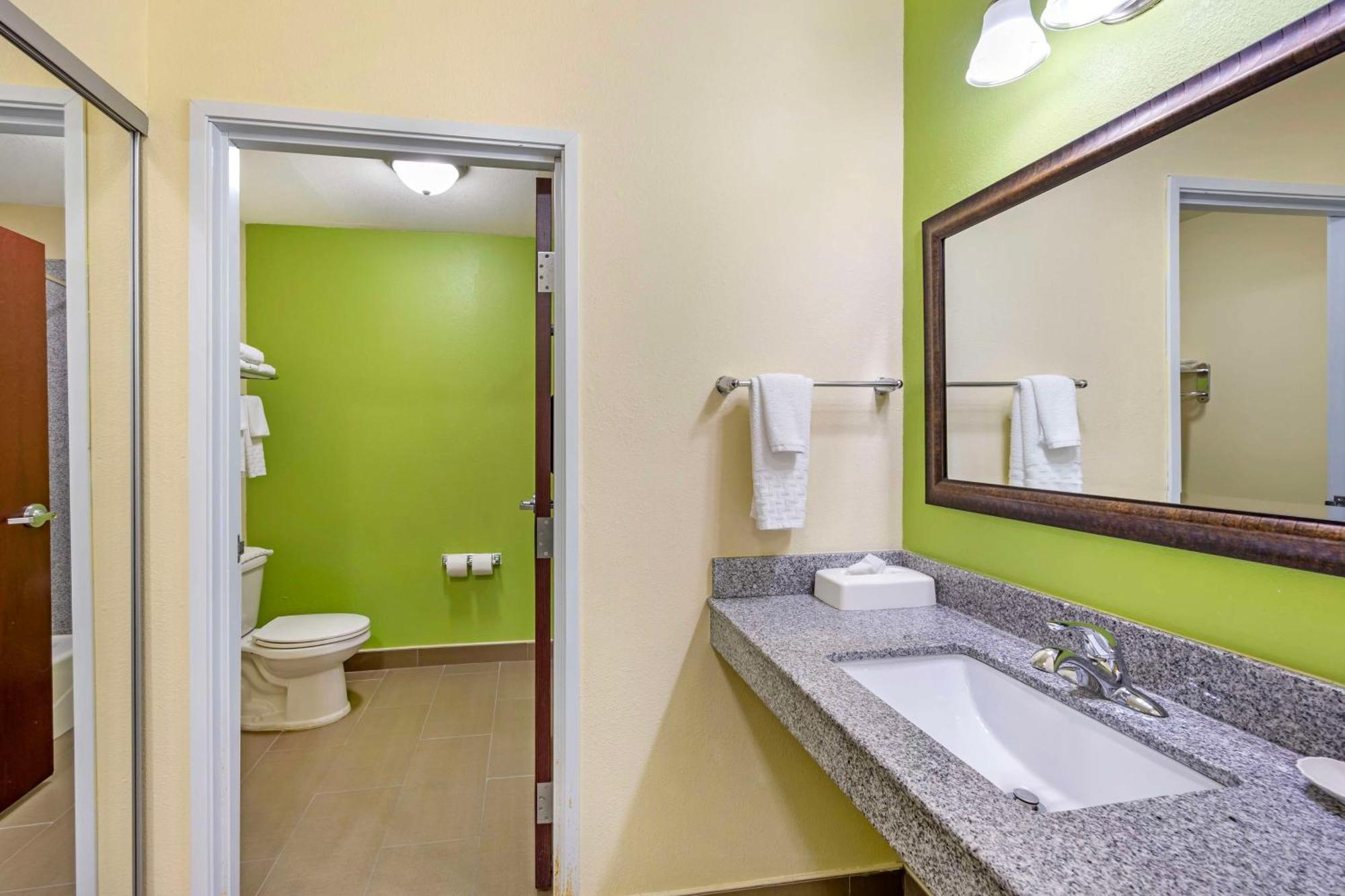 Best Western Plus Pratt Екстериор снимка