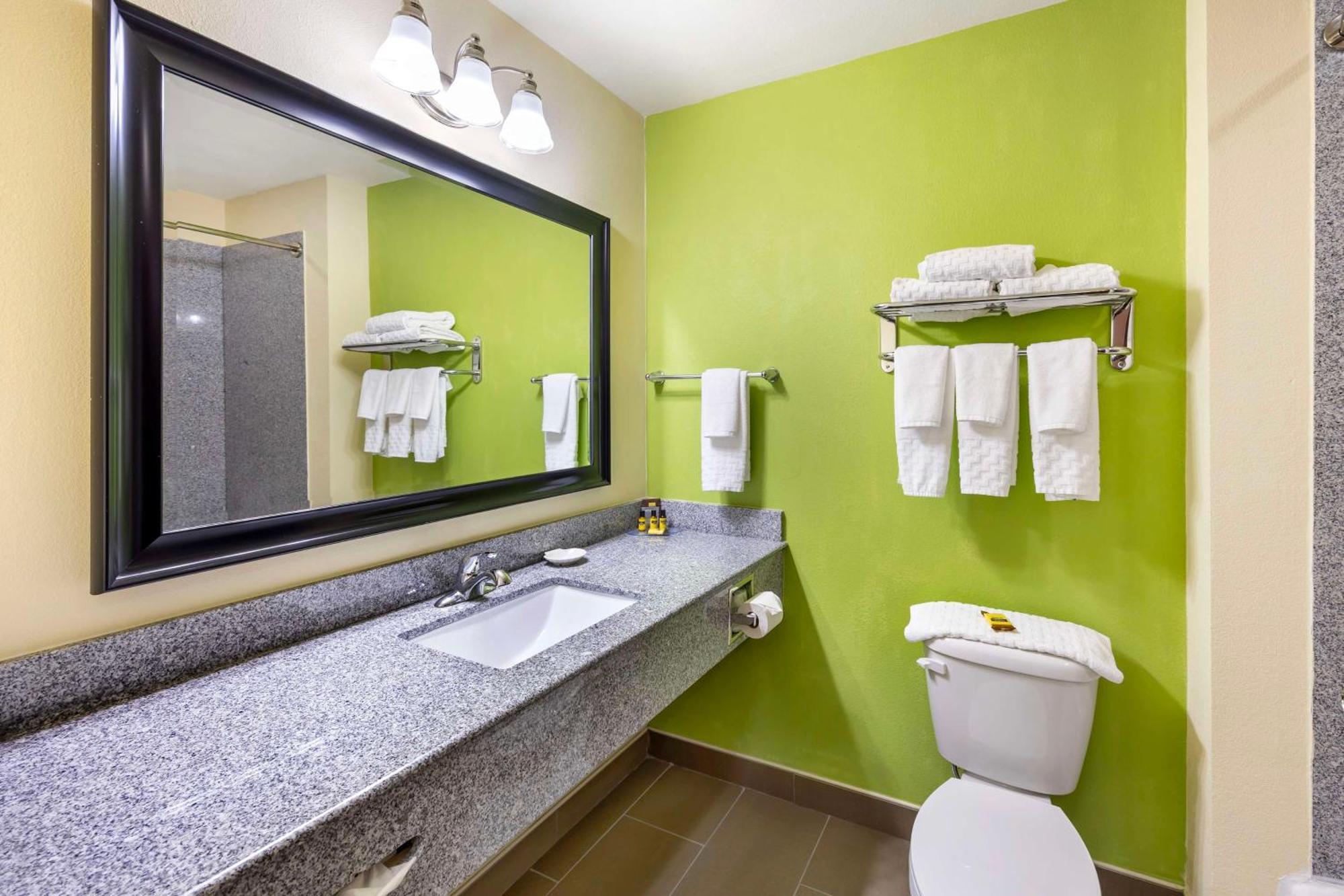 Best Western Plus Pratt Екстериор снимка