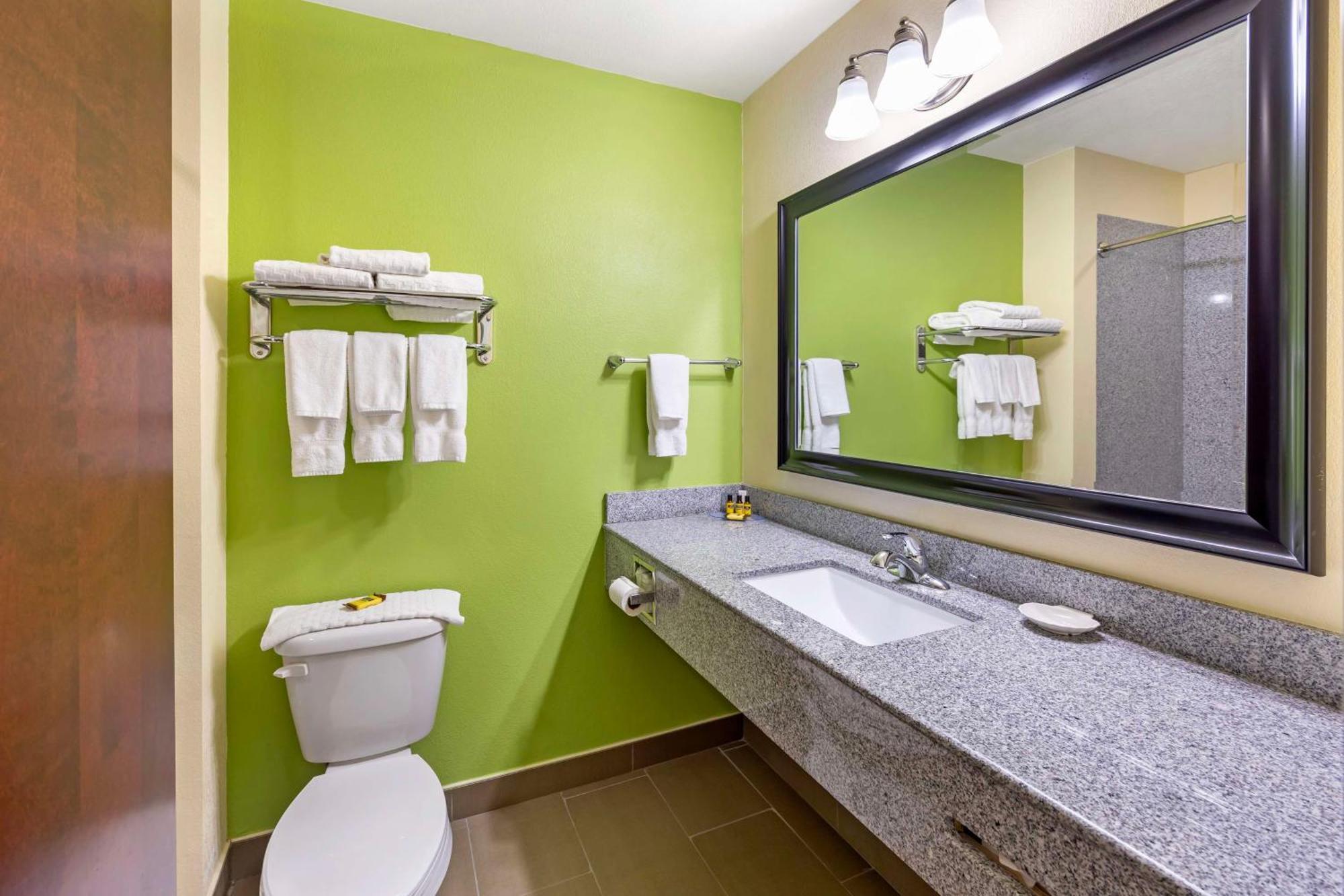 Best Western Plus Pratt Екстериор снимка