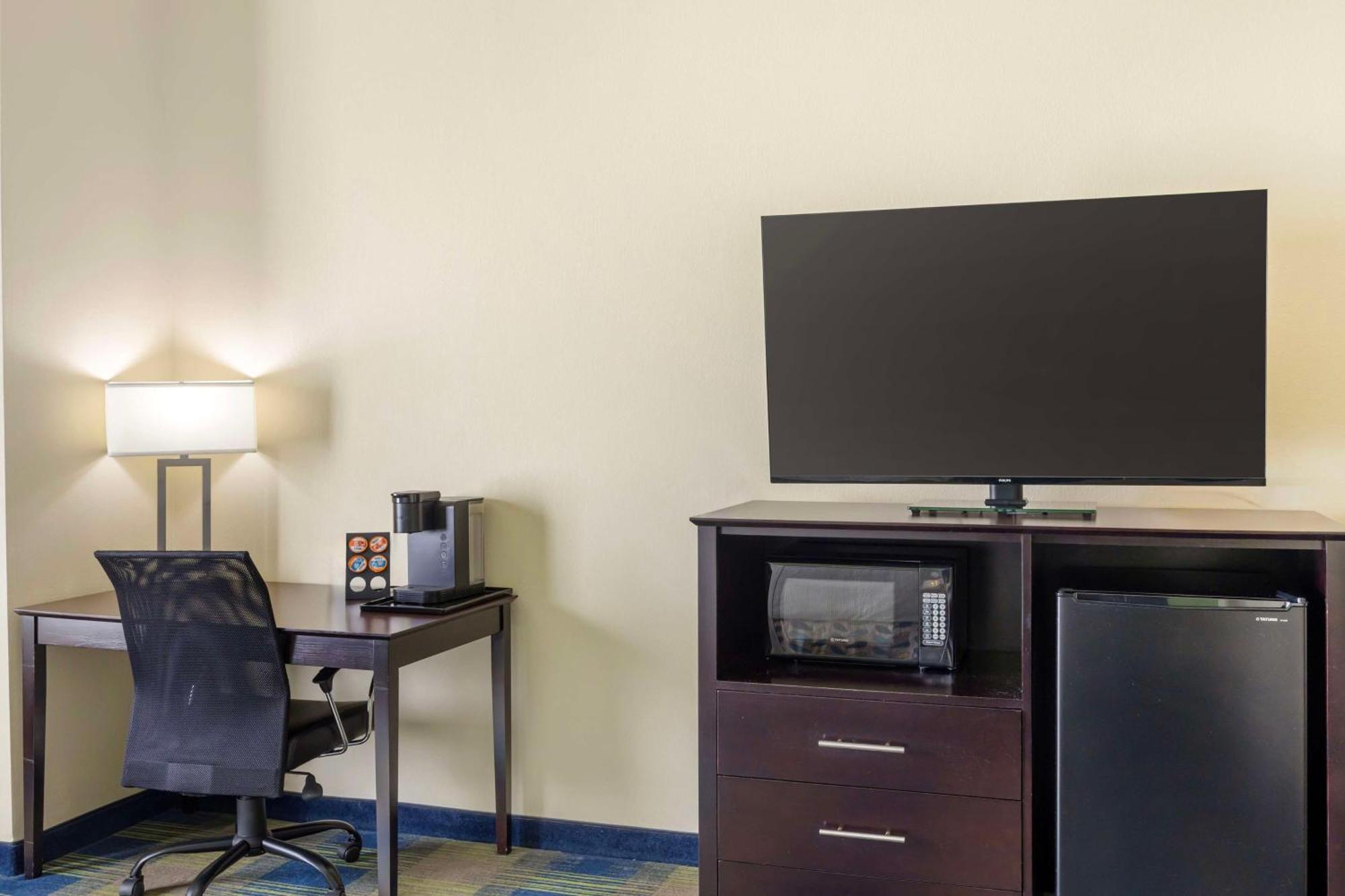 Best Western Plus Pratt Екстериор снимка