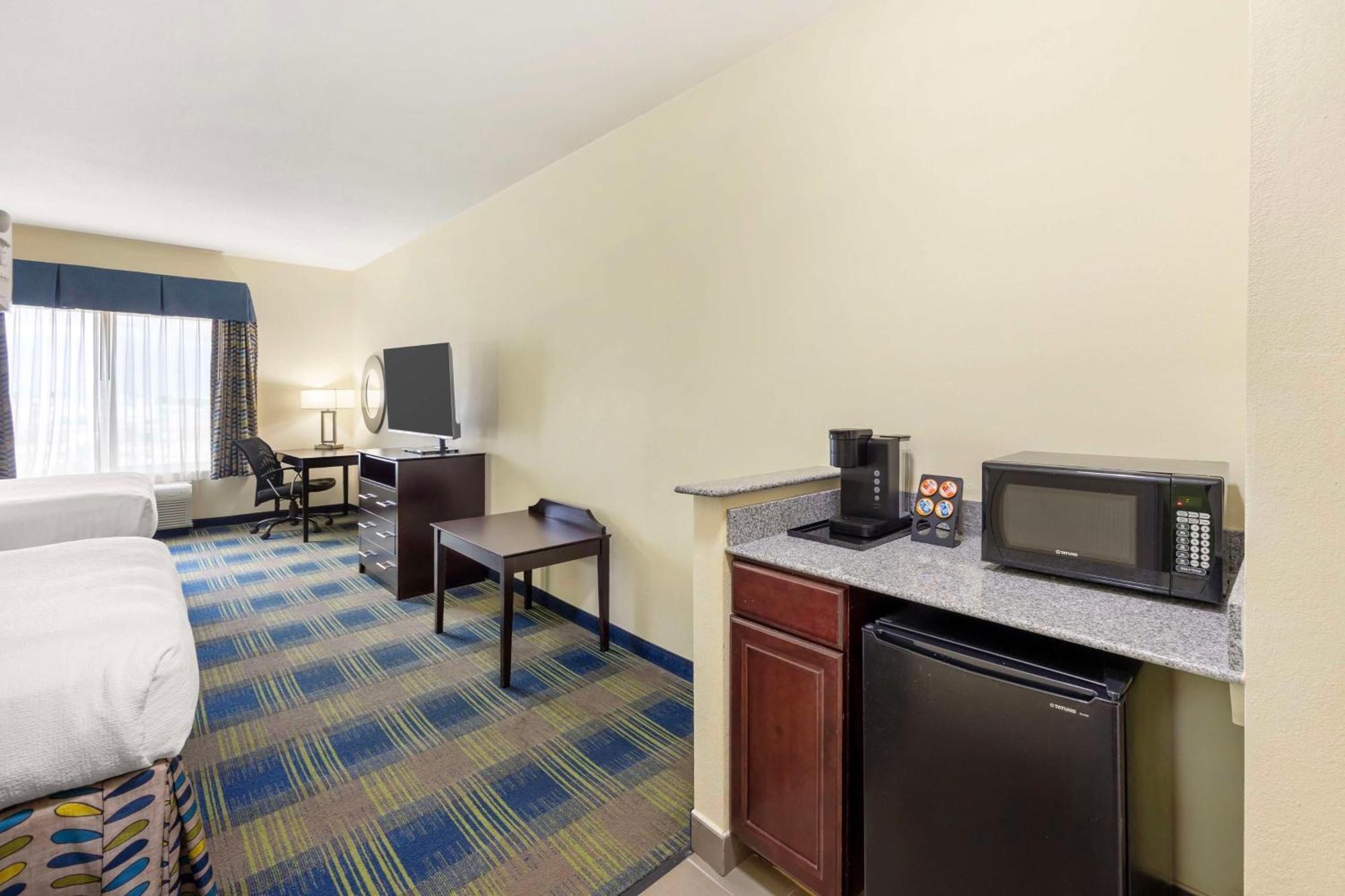 Best Western Plus Pratt Екстериор снимка