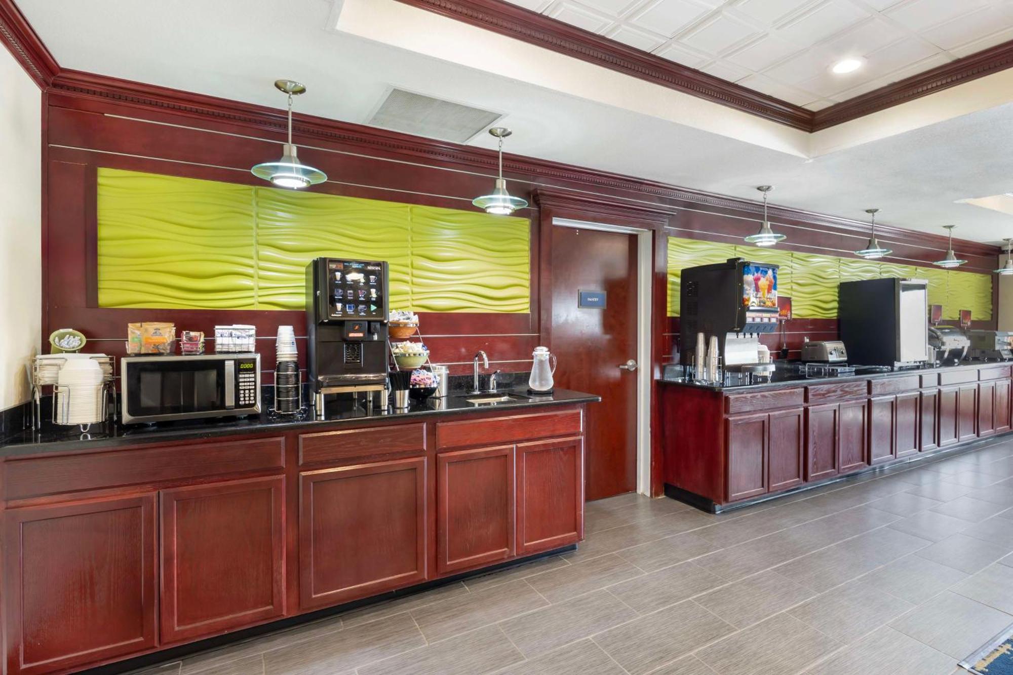 Best Western Plus Pratt Екстериор снимка