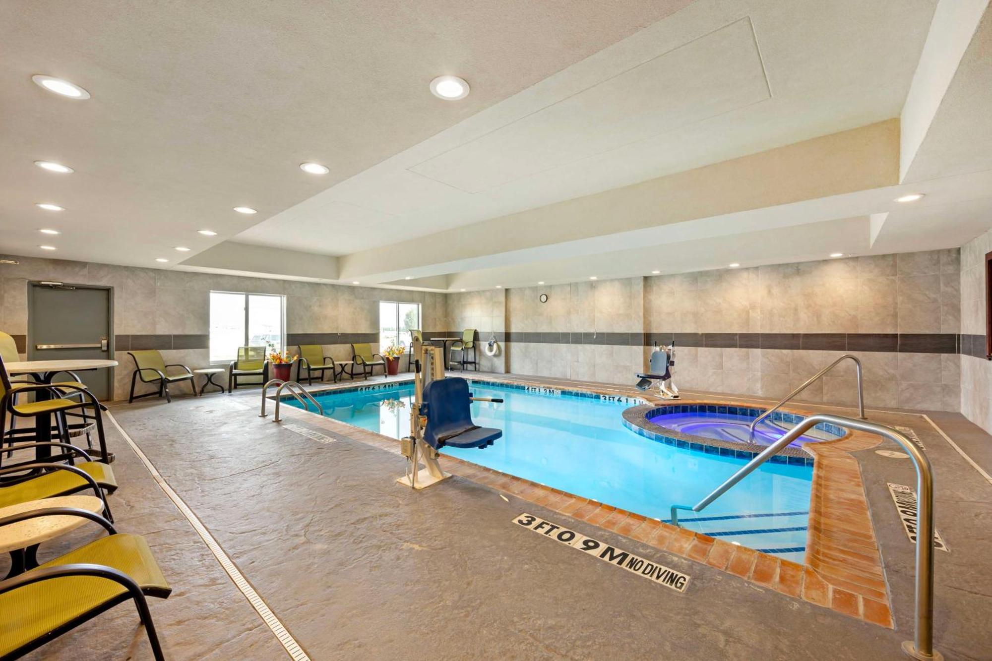 Best Western Plus Pratt Екстериор снимка