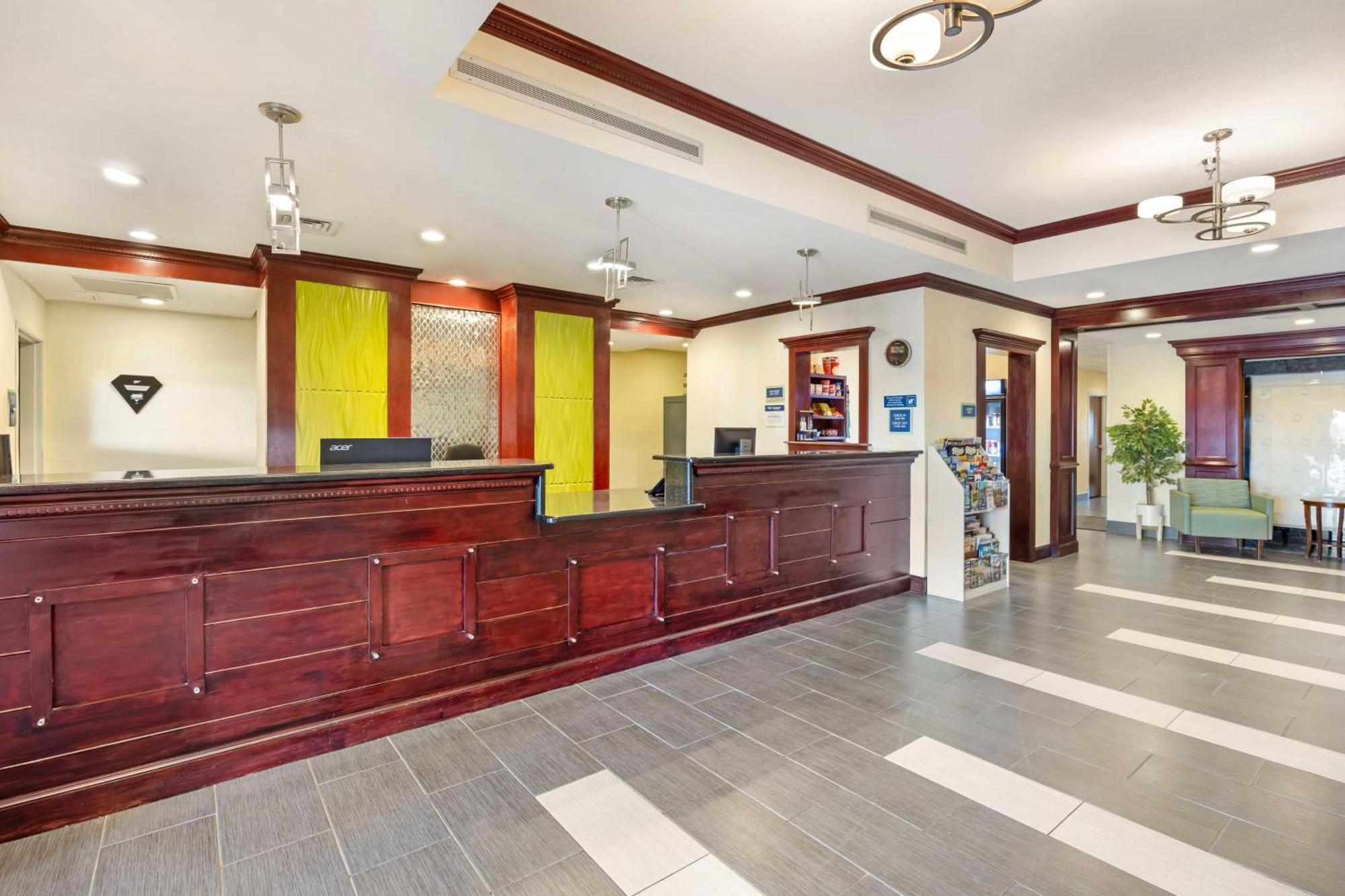 Best Western Plus Pratt Екстериор снимка