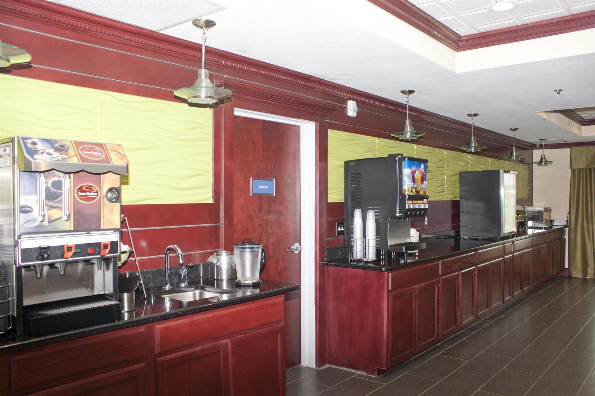 Best Western Plus Pratt Екстериор снимка