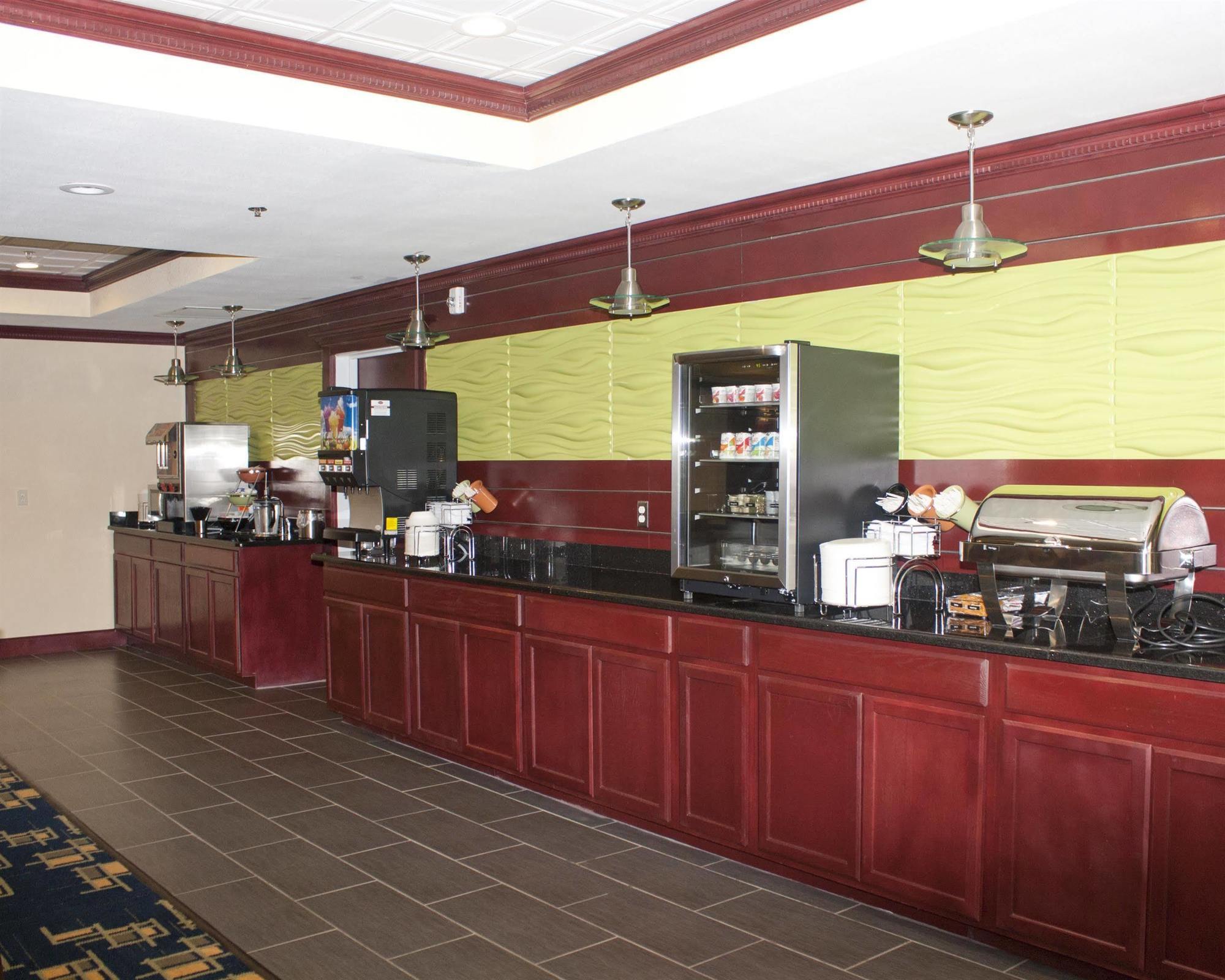 Best Western Plus Pratt Екстериор снимка