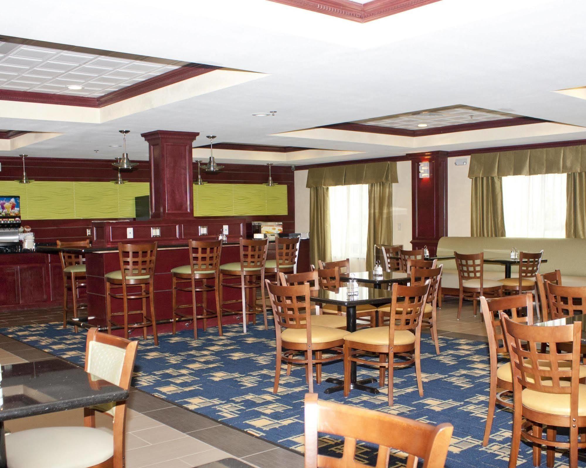 Best Western Plus Pratt Екстериор снимка